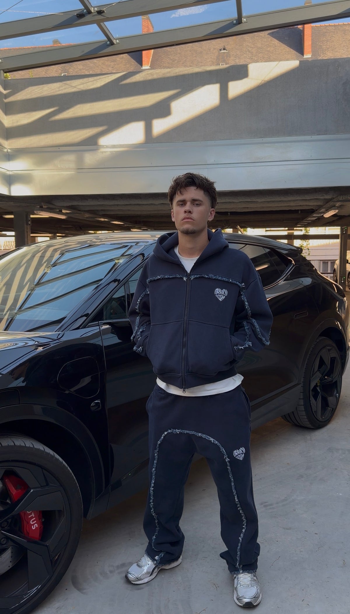 Malone, 1m82, porte le Torn Zip en M et le Torn Pants en M