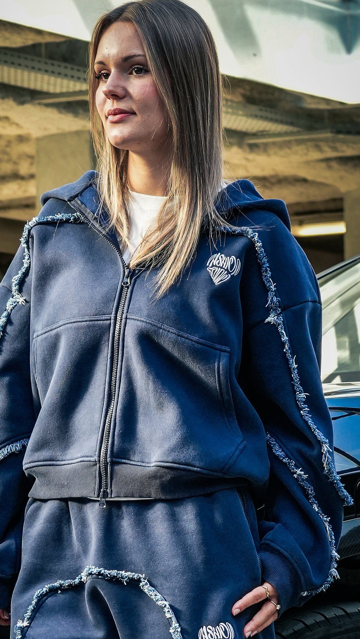 Détail du Torn Zip : logo cœur Pashion Studio et zip